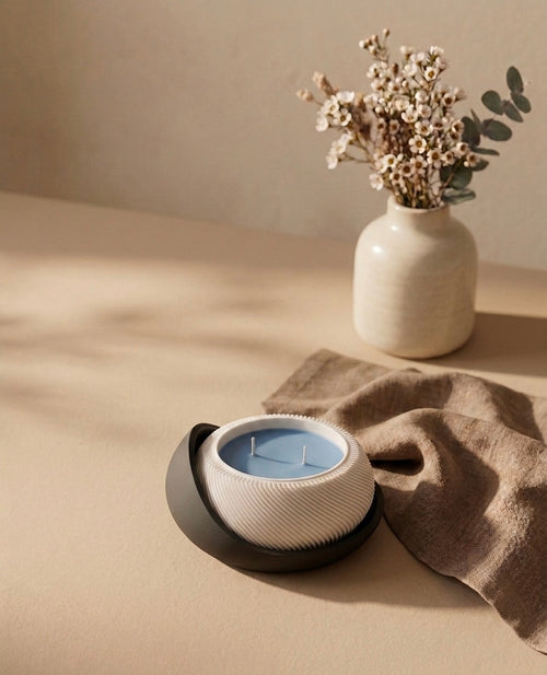 Vela Aromática Minimalista con Base Decorativa – Diseño Moderno y Relajante